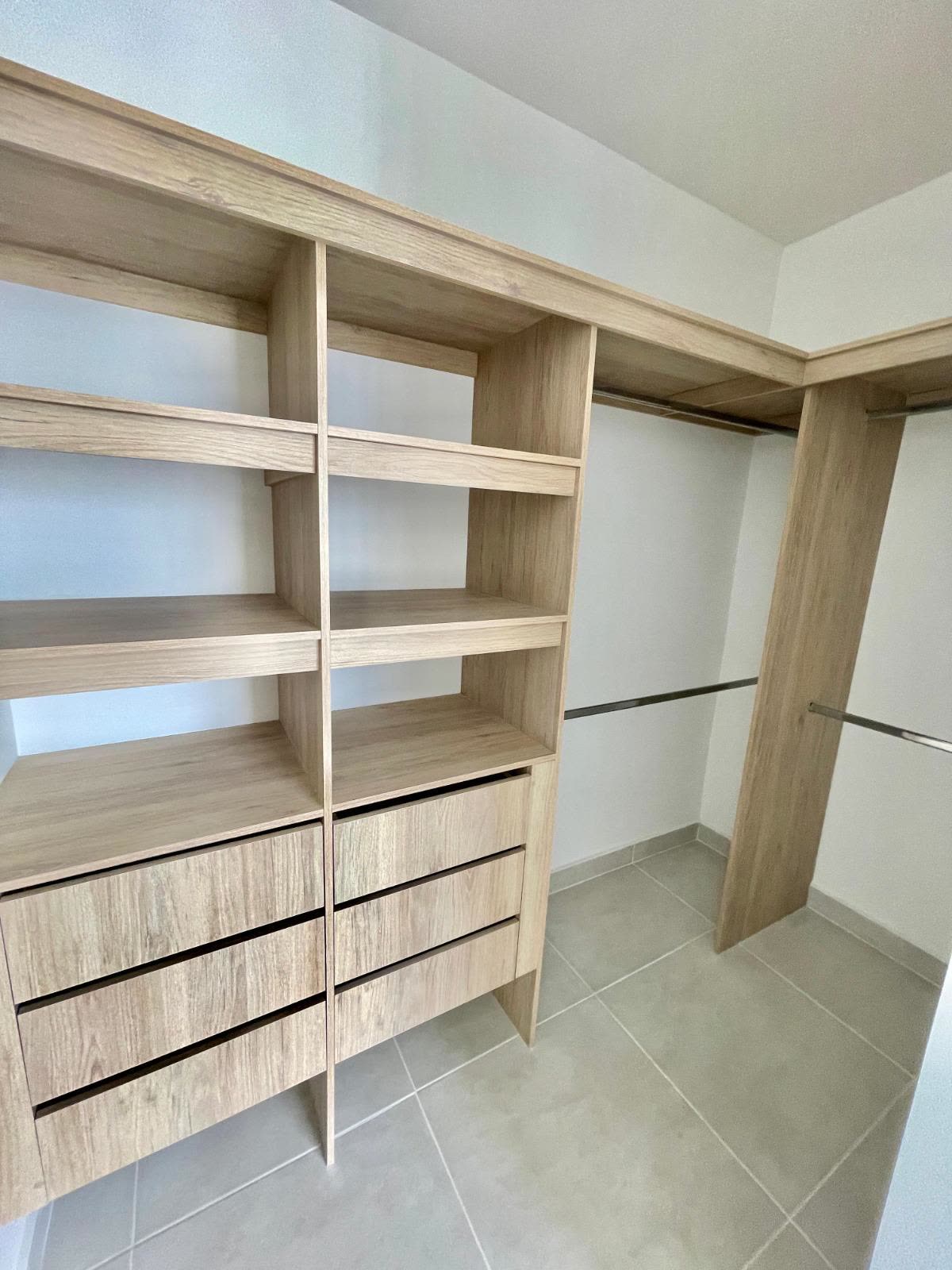 Vestier con repisas y cajones de madera